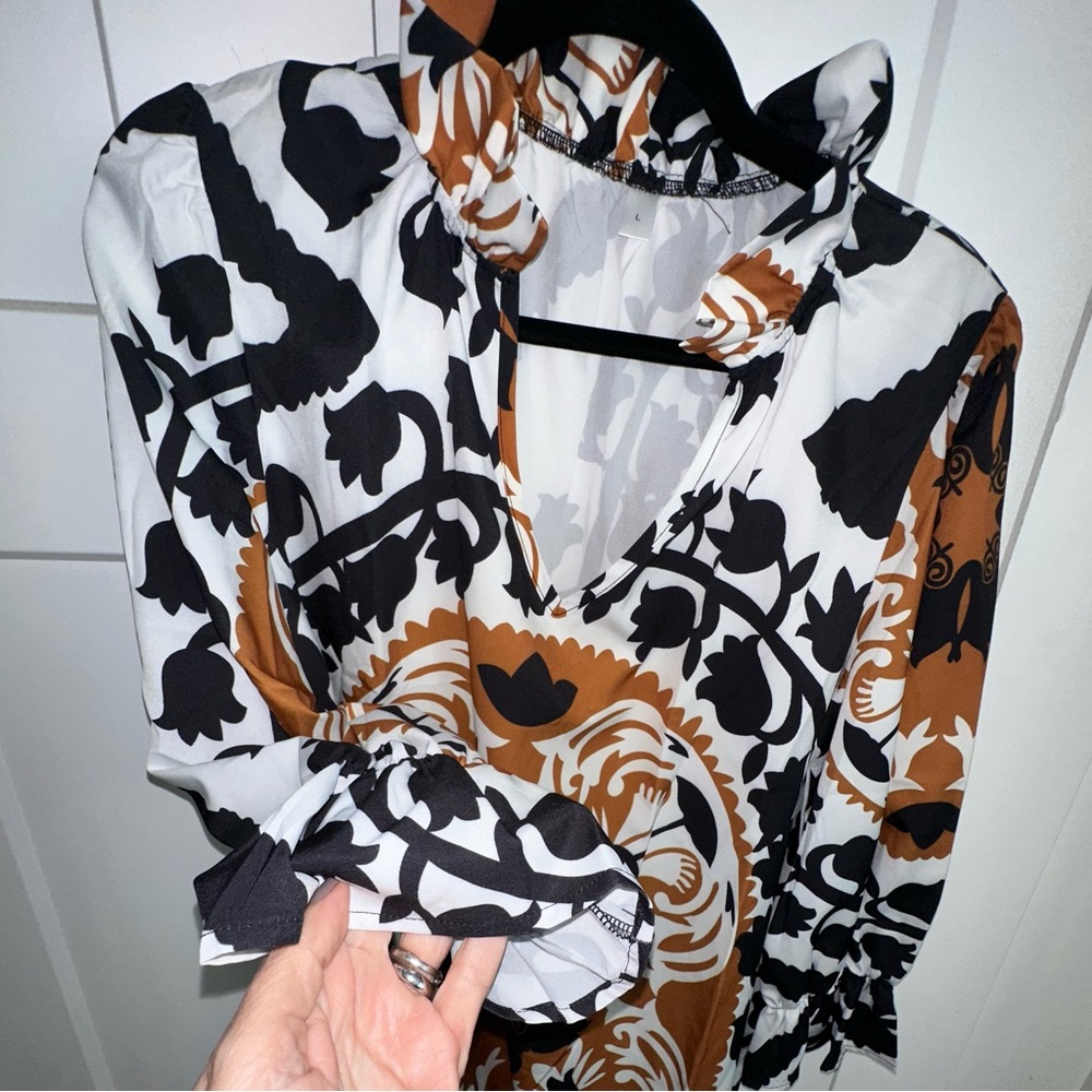 White and Gray Graphic 3/4 Sleeve Blouse large - Picture 3 of 6
